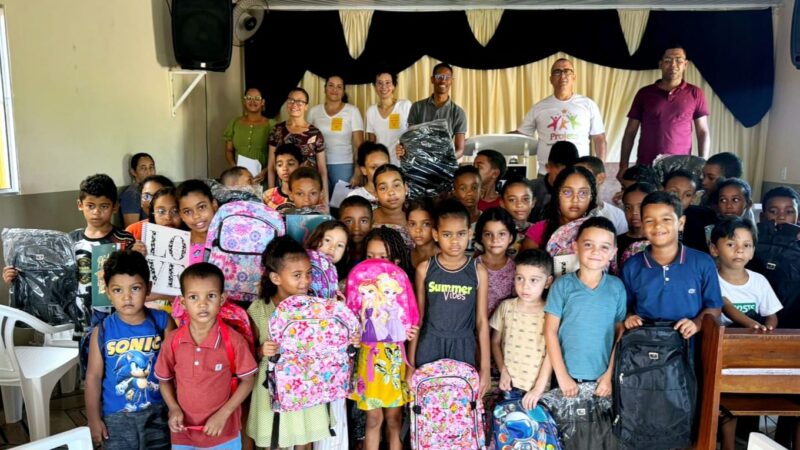 Projeto Fazendo uma Criança Feliz distribui kit escolar em Gurupá distrito de Potiraguá.