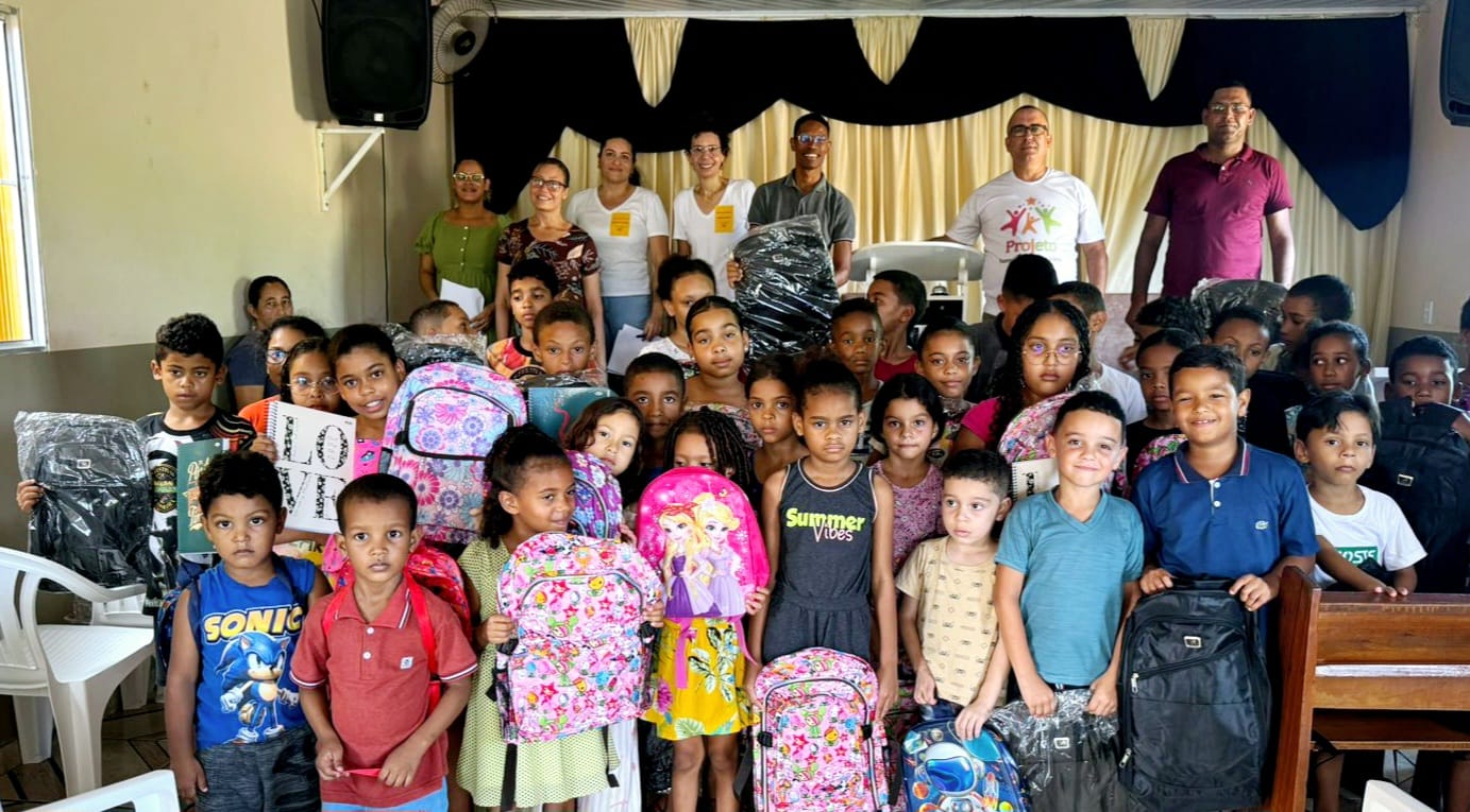 Projeto Fazendo uma Criança Feliz distribui kit escolar em Gurupá distrito de Potiraguá.