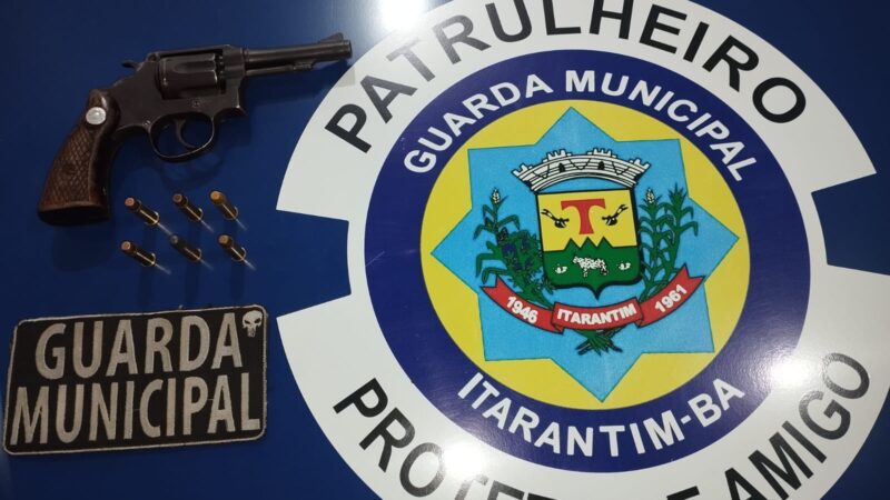 GCM ITARANTIM PRENDE CASAL POR POSSE ILEGAL DE ARMA DE FOGO.