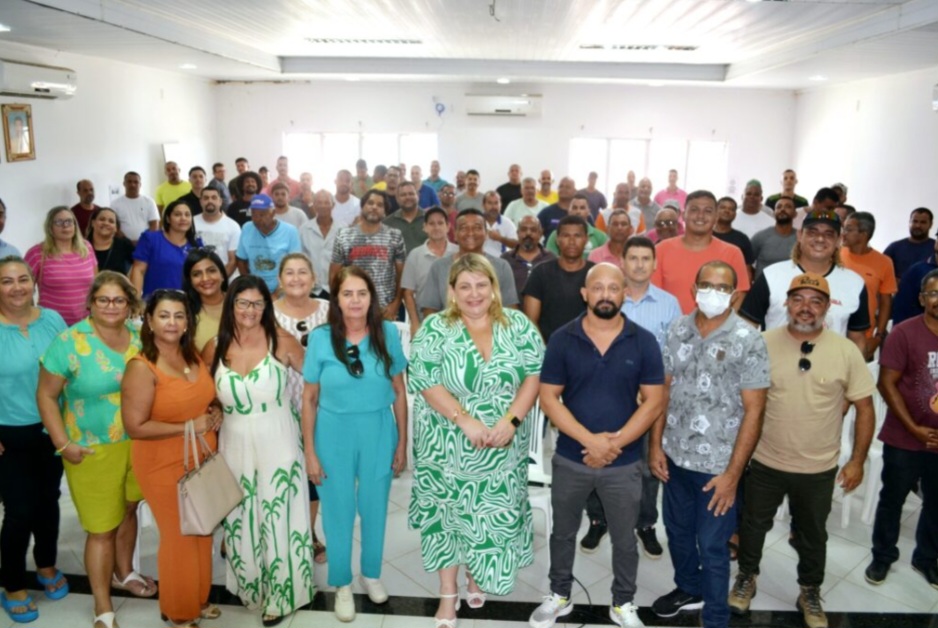 Agentes de segurança das escolas participam de reunião de instruções.